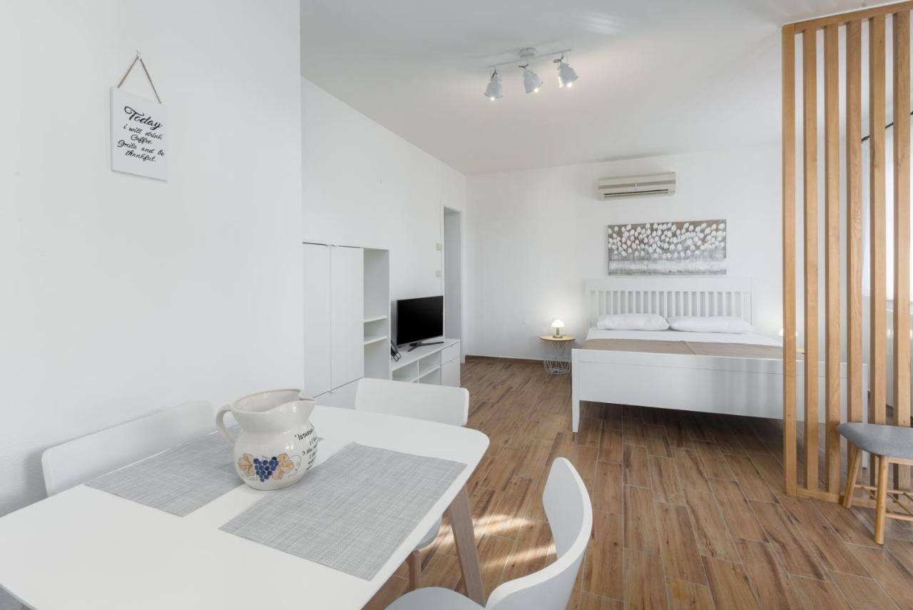 Apartmani Martincic Novigrad  Bagian luar foto